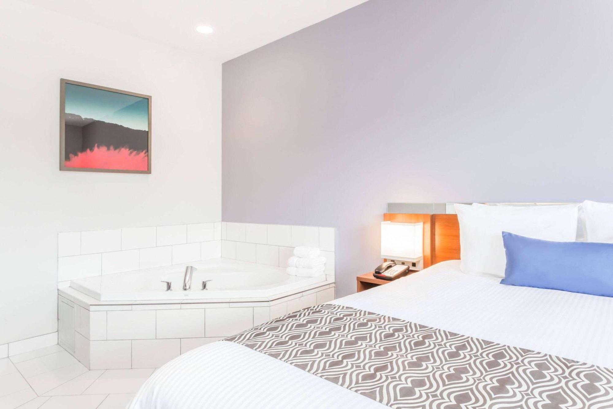 Microtel Inn & Suites Су Сент Мари Екстериор снимка
